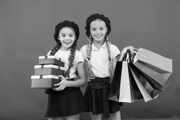 Mooie aankoop. Kleine meisjes met shopping tassen en dozen. Kleine kinderen met papieren zakken en wraps. Weinig kinderen met paperbags en verpakkingen. Weinig winkelend publiek. Winkelen is een verslaving — Stockfoto