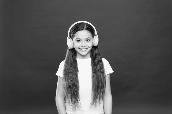 Sie liebt den unglaublichen Klang ihrer Kopfhörer. kleines Mädchen beim Musikhören. Nettes kleines Mädchen mit Stereo-Kopfhörern. liebenswerter Musikfan. Kleines Kind genießt Musik im Kopfhörer — Stockfoto