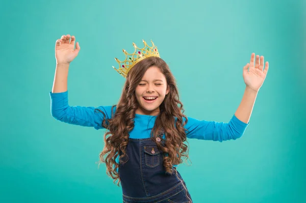 Eu sou o melhor. Kid usar símbolo coroa de ouro da princesa. Menina bonito bebê usar coroa. Torne-se conceito princesa. Todas as raparigas sonham ser princesas. Lady princesinha. Felicidade e alegria — Fotografia de Stock