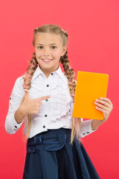 Acheter de la papeterie mignonne pour étudier amusant. Filles célèbres pour l'obsession de la papeterie. Un livret d'uniforme de gamin. Admirateur de papeterie. Une écolière montre un bloc-notes. Concept de fournitures scolaires. Papeterie scolaire — Photo