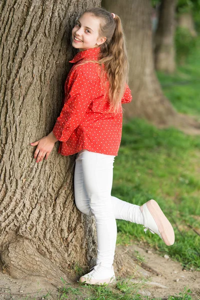 Hon är verkligen söt. Mode lilla damen. Fashionabla barn i casual Fashion Style på Tree. Bedårande tjej av mode i fritidskläder på sommardag. Mode utseendet på små Vogue modell — Stockfoto