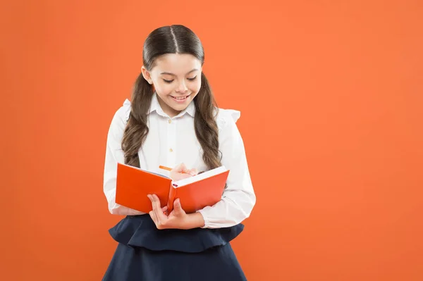 Possível tudo. Estudante gosta de estudar. Kid School uniforme segurar caderno de trabalho. Lição escolar. Criança a fazer trabalhos de casa. A tua carreira começa aqui. Inspiração para estudo. De volta à escola. Dia do conhecimento — Fotografia de Stock