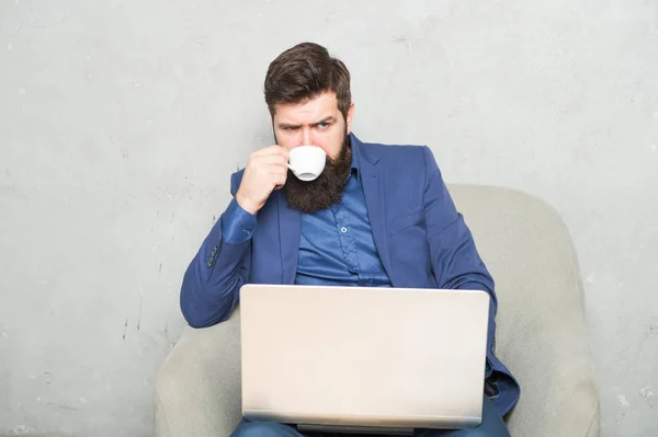 Moderner Geschäftsmann. Projektleiter. Geschäftsleute arbeiten Laptop. Mann trinkt Kaffee im Büro. Antwort auf Geschäftsemails. digitales Marketing. Surfen im Internet. online kaufen. Geschäftskorrespondenz — Stockfoto