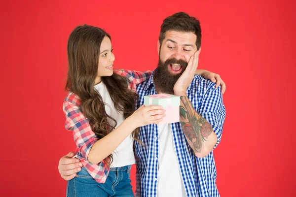 Pour le meilleur des pères. Célébrez la fête des pères. Concept de valeurs familiales. Des relations amicales. Père hipster et sa fille. Une surprise cadeau. Homme barbu père et mignonne petite fille fille sur fond rouge — Photo