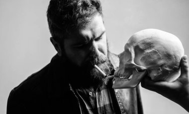 Sigara sağlık zarar ve ölüm. Sağlık yok. Sigara zararlı olduğunu. Tütün sigara içmeyi alışkanlık vücudunuza zarar getir. Adam ölüm sembolü insan kafatası yakınındaki Sigara İçilmeyen. Zararlı alışkanlıklar