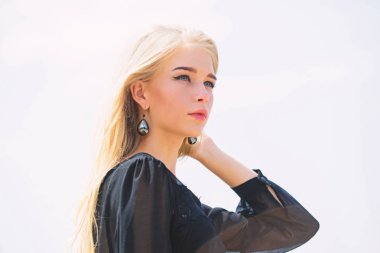 Ağartılmış saçımı kurtarıyor. Dikkat çekmek nasıl saç ağartılmış. Kız ihale sarışın makyaj yüz gökyüzü arka plan. Kökleri beyazlatma. Nasıl hızlı ve güvenli bir şekilde ağartılmış saç onarım. Kuaför ipuçları kavramı