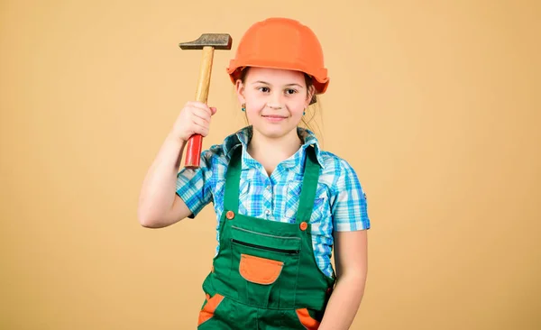 Construa você mesmo o seu futuro. Iniciativa criança menina chapéu duro construtor de capacete trabalhador. Ferramentas para melhorar a si mesmo. Desenvolvimento de cuidados infantis. Arquiteto engenheiro construtor. Profissão futura. Criança construtor menina — Fotografia de Stock