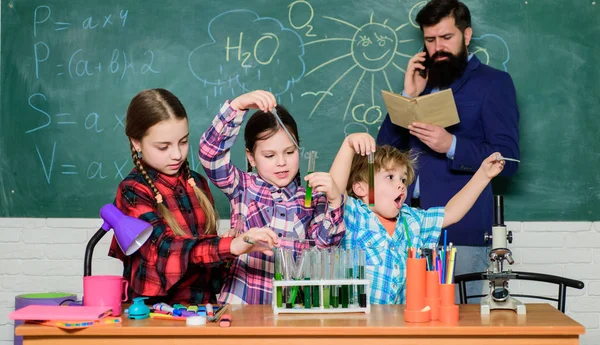 Club temático de química. Promover los intereses científicos. Tema de nuestro club. Interacción grupal y comunicación. Lista de clubes de la escuela primaria y temas. Conocimientos prácticos. Escuela club educación — Foto de Stock