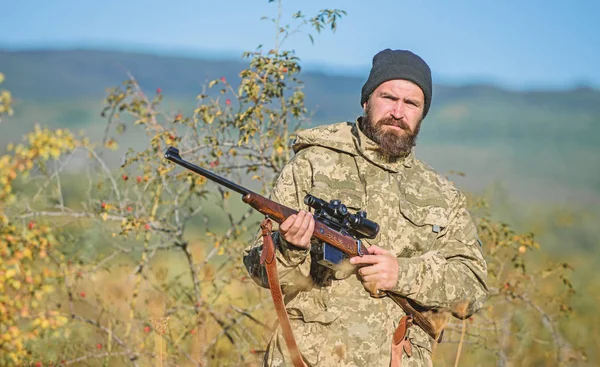 La chasse est un passe-temps masculin brutal. Un homme qui vise la nature. Hunter tient son fusil. Viser les compétences. Permis de chasse. Le chasseur barbu passe ses loisirs à chasser. Matériel de chasse pour les professionnels — Photo