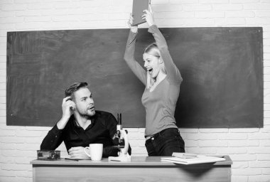 Evde eğitim. Modern okul. Bilgi gün. Okula dönüş. Öğrenci hayatı. Ders ve yazı tahtası. Öğretmenler günü. Erkek ve kadın sınıfta birkaç. komik çift. Ben cevabı biliyorum