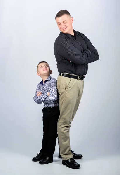 Día de la familia. niño feliz con padre. Socio de negocios. padre e hijo en traje de negocios. infancia. crianza. Día de los padres. niño pequeño con papá hombre de negocios. Feliz día de familia. concepto familiar feliz — Foto de Stock