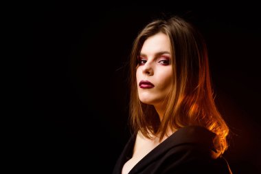 Mükemmel makyaj. Makyaj kozmetik kavramı. Kusursuz görünüşünden emin. Gizemli moda modeli bob saç modeli. Kadınsı ve göz alıcı. Çekici kadın makyaj yüz. Koyu dudaklar dumanlı gözler