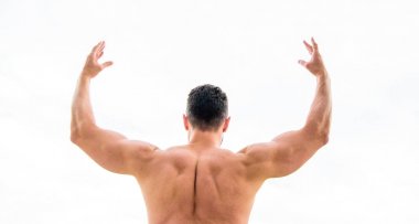 Spor motivasyonu. Şampiyon ve kazanan kavramı. Başarıyı kutlayan adam. Vücut geliştirmeci güçlü kas sırt güçlü ve üstün duygu. Başarıya ulaşmak. Başarılı atlet. Zafer ve başarı
