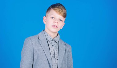 Yakışıklı ve şık olmayı dene. Daha hızlı büyümek istiyorum. Tarzı hakkında çok şey biliyorum. Onun tarzı buldum. Çocuk modern saç modeli giyim resmi tarzı takım elbise mavi arka plan. Kendine güvenen adam tadını çıkarın şık kıyafet