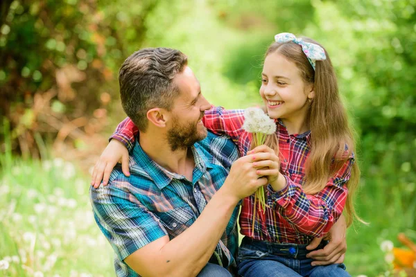 Ein freudiges Wochenende. Ökologie. glücklicher Familientag. kleines Mädchen und glücklicher Mann Papa. Tag der Erde. Familienferienhof. Tochter und Vater lieben Löwenzahnblüten. Frühlingsdörflein — Stockfoto