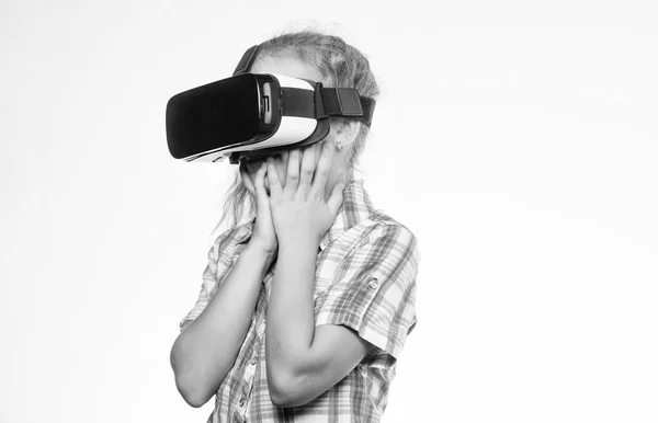Virtuelle Erfahrungen sammeln. Virtual Reality Konzept. Mädchen niedliches Kind mit Kopf montiert Display auf weißem Hintergrund. Kleine Kinder nutzen die moderne virtuelle Realität. Virtuelle Bildung für Schüler — Stockfoto