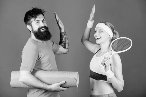 Allenamento e fitness. Coppia sportiva. Un concetto di stile di vita sano. Uomo e donna coppia innamorata di tappetino yoga e attrezzature sportive. Esercizi di fitness. Ragazza e ragazzo vivono una vita sana. Esercizi fitness — Foto Stock