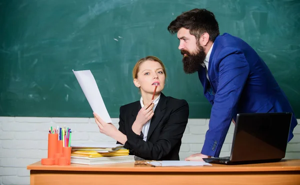 School education. Prepare for school lesson. Improve teaching skill. Consult with colleague. Help me with documents. Teacher and supervisor working together in school classroom. Educational program — Stock Photo, Image
