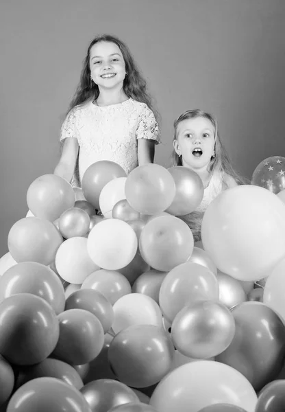 Bara leva det till fullo och ha kul. Glada systrar Njut av Födelsedagsfirande. Småflickor firar födelsedag med luft ballonger. Små barn har födelsedagsfest. Grattis på födelsedagen — Stockfoto