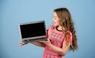 Online alışveriş. okul projesi. ev okullama eğitimi. Dijital çağda çocuk gelişimi. İnternet sörf oynayın. başlangıç iş. Notebook ile mutlu küçük kız. küçük yayıncı. Yayınevi