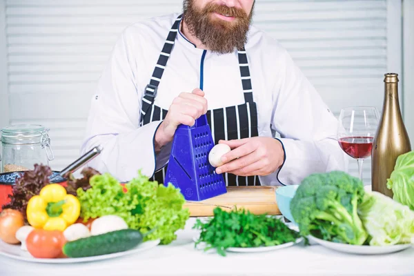 Användbart för betydande mängd tillagningsmetoder. Grundläggande matlagningsprocesserna. Hacka ingredienserna. Enligt receptet. Förbered ingredienser för matlagning. Mannen mästerkock eller amatör matlagning hälsosam mat — Stockfoto