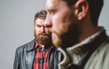 Güvenilir ilişkiler. Arkanda biri. Hissediyorum gerçek arkadaş desteği. Adam arkadaş hipster arkasında adam stand arkasında sakallı. Gerçek arkadaş her zaman çevre. Sen dur. Dostluk güven ve destek