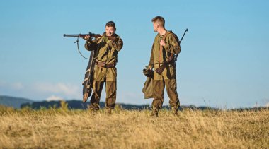 Ordu Kuvvetleri. Kamuflaj. Dostluk erkekler avcı. Avcılık beceri ve silah donanımları. Nasıl av hobi içine bırakılır. Askeri üniforma moda. Hedef ile keskin nişancı Kapsam bakmakla meşguldüm. Boot camp