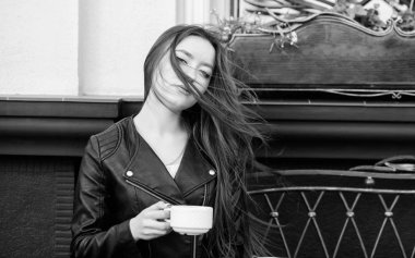 Kız sabah kahvesinin tadını çıkar. Kadın açık havada kahve içer. Barışçıl ilham verici bir an. Kız kafeterya cappuccino fincan rahatlayın. Kafein dozu. Enerjik başarılı bir gün için kahve. Kafede kahvaltı zamanı