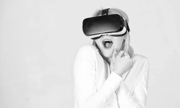 Eine Person mit virtueller Brille fliegt durch den Raum. Frau mit Virtual-Reality-Headset. Frau genießt Cyber-Spaß Erfahrung in vr. eine virtuelle Realität. — Stockfoto