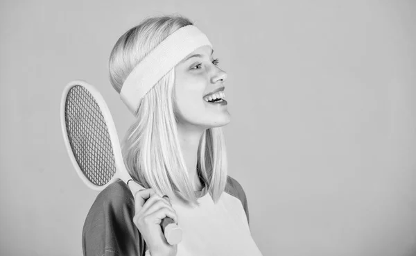 Concetto di tennis club. Tempo libero attivo e hobby. Tennis sport e intrattenimento. Ragazza adorabile bionda giocare a tennis. Inizia a giocare. Sport per il mantenimento della salute. Atleta tenere la racchetta da tennis in mano — Foto Stock