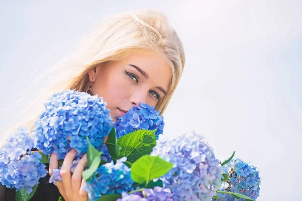Весняне цвітіння. Дівчина ніжна блондинка тримає букет квітів гортензії. Концепція природної краси. Догляд за шкірою та догляд за красою. Ніжна квітка для ніжної жінки. Чиста краса. Ніжність молодої шкіри — стокове фото