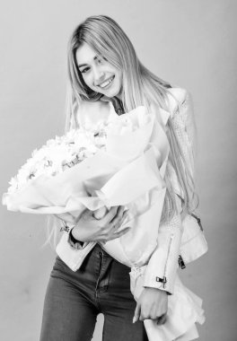 Teşekkür ederiz. Mutlu yıllar hediyesi. Marguerite. çiçekçi dükkanında çiçekçi. Papatya çiçek buketi ile güzel bir kadın. kadınlar günü. Tatlı kız. anneler günü. İlkbahar ve yaz. Güzel buket