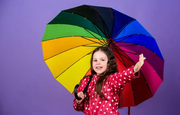 Ochranu proti dešti. Rainbow. podzimní módy. šťastná malá holčička s barevným deštníkem. Veselé hipsterové dítě v dobré náladě. Malá holčička v pláštěnce. Čas na odpočinek — Stock fotografie
