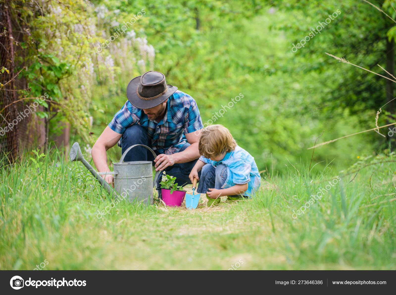 Oko Bauernhof Giesskanne Topf Und Hacke Gartengerate Kleinkind Hilft Vater In Der Landwirtschaft Vater Und Sohn Mit Cowboyhut Auf Der Ranch Tag Der Glucklichen Erde Stammbaumschulen Hilfe Und Unterstutzung Stockfotografie Lizenzfreie Fotos C