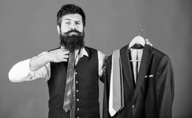 Topluluğu (konser için) serin moda aksesuar. Kravat onun serin bakmak için eşleşen bir iş adamı. Sakallı adam serin şık kravat ve takım elbise ceketi. Bir serin iş elbise kodu oluşturma