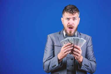 İlk maaşını. Para birimi broker para bohça ile. Nakit para tutan sakallı adam. Zengin işadamı bizimle dolarlık banknotlar. Onun iş ile para yapma. İş başlangıç kredi, kopya alanı