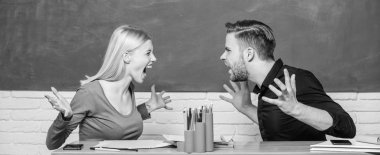 Uzlaşmacı çözüm. Üniversite ilişkileri. İlişkiler sınıf arkadaşları. Öğrenciler sınıf tebeşir tahtası arka plan iletişim. Şiddet ve zorbalık. Grup arkadaşları arasındaki iletişim. Dostluk ve ilişkiler