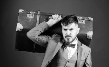 Takım elbiseli sakallı adam. vintage çanta ile şık esthete. retro bavul ile iş gezisi. ağır çanta. olgun gezgin. kravatlı iş adamı. İş gezisine hazır. Her zaman mükemmel. Yeni gün için tarz