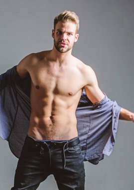 Çekici seksi vücut. Onun çekiciliğini kendinden emin. Zaman değişim giysi. Adam yakışıklı seksi soyuyor. Hipster seksi kas gövde elbiselerini al. Baştan çıkarıcı maço seksi hissediyor. Unleashed arzu