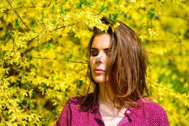 yaz çiçek açan ağaçlar ve sarı çiçekler. Bahar çiçeği seksi kadın. güzel kadın cilt bakımı. doğa gibi kız. doğal güzellik makyaj. saç moda. moda güzelliği. Seralarda çiçek ekimi
