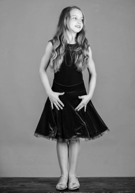 Çocuk moda elbise çok güzel görünüyor. Balo Salonu giyim moda kavramı. Çocuk dansçı konser kıyafeti ile memnun. Çocuklar moda. Şirin kız çocuk mor kadife elbise giymek. İçin balo salonu dans giyim