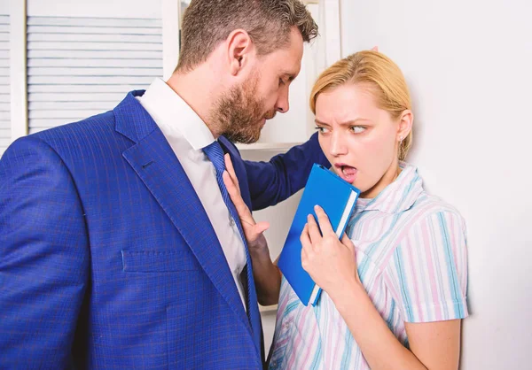 Geschäftsmann belästigt Kollegin sexuell. Sexuelle Belästigung zwischen Kollegen und Flirten im Büro. Opfer sexueller Übergriffe und Belästigungen am Arbeitsplatz. — Stockfoto