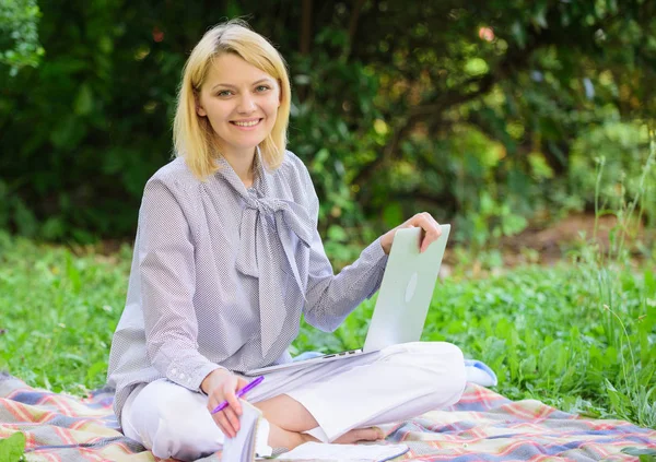 Passos para começar o negócio freelance. A empresária freelance trabalha ao ar livre. Concepção de ideias de carreira online ou freelance. Guia para começar a carreira freelancer. Mulher com laptop sentar no prado de grama tapete — Fotografia de Stock