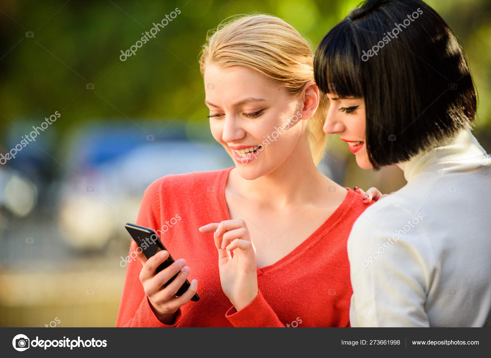 Семья со смартфонами. Приложение фотостена для андроид. Номера телефонов для знакомствазнак. Две женщины со смартфоном. Парень и девушка в баре.