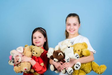 Aşk ve dostluk. Çocuklar güzel sevimli kızlar yumuşak oyuncaklar oynamak. Mutlu çocukluk. Çocuk Bakımı. Sisters en iyi arkadaşlar oynar. Tatlı çocukluk. Çocukluk konsepti. Yumuşaklık ve hassaslık. Çamaşır yumuşatıcı