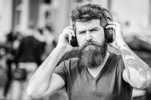 Hipster profiter d'une excellente chanson sonore dans les écouteurs. Excellente playlist musicale. Marcher avec de la musique. Musique rythmée pour une ambiance énergique. Rythme de marche. Homme barbu écouteurs hipster écouter de la musique — Photo