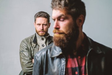 Arkanda biri. Sen dur. Dostluk güven ve destek. Güvenilir ilişkiler. Hissediyorum gerçek arkadaş desteği. Adam arkadaş hipster arkasında adam stand arkasında sakallı. Gerçek arkadaş her zaman çevre