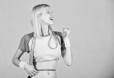 Yaz cesedi hazırlayın. Fitness sonuç. Kalori yakmak fitness egzersiz. Kilo kaybı. Fitness ve sağlık. Kız ince bel mükemmel belly ve şerit metre. İnce yapılı aşağı çalışıyor. Fitness başarı