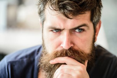Sakallı adam yalnızlık hissediyor. düşünceli adam açık. Yüz cilt bakımı. acımasız erkek berber ihtiyacı var. bekleyen ve tinking. Sakal saçlı Olgun hipster. Adam moda portresi