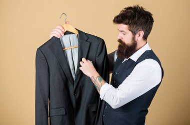 Terzilik ve kıyafet tasarımı. Mükemmel uyum. Özel ölçmek için yapılmış. Özel takım kavramı. İş insanları için moda. Özel yapılmış takım elbise. Adam sakallı moda Couturier Tailor. Zarif özel takım elbise